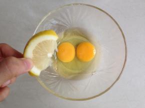 蛋液隔热水加温到差不多40度，加入几滴柠檬汁。