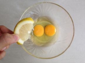 蛋液隔热水加温到差不多40度，加入几滴柠檬汁。