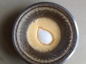 用电动打蛋器将蛋液打到起泡后，加入细砂糖。