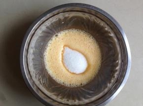 用电动打蛋器将蛋液打到起泡后，加入细砂糖。