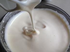 继续用电动打蛋器打发到蛋液是呈绸带状下滑滴落，而且蛋液不会很快消失即可以。