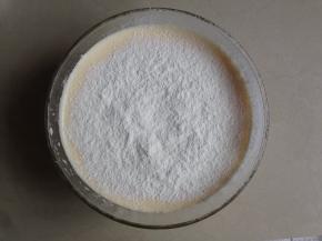 把提前过筛过一次的低筋面粉和玉米淀粉混合粉分两次，均匀的过筛到打发好的蛋液里。用刮刀顺着打蛋盆壁将蛋糊翻起并逆时针转动打蛋盆。