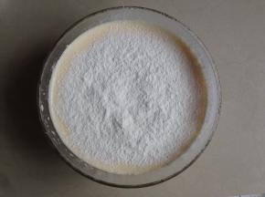 把提前过筛过一次的低筋面粉和玉米淀粉混合粉分两次，均匀的过筛到打发好的蛋液里。用刮刀顺着打蛋盆壁将蛋糊翻起并逆时针转动打蛋盆。