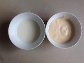 牛奶和玉米油用蛋抽混合均匀，拌好的面糊取出少量，将牛奶和油的混合物倒入到碗里的面糊内，拌好。