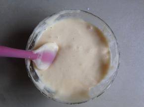 将混合好的面糊倒入到蛋糕糊里，以同样的手法拌均匀。