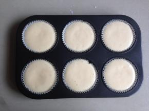 蛋糕糊装进有蛋糕纸托的六连模内。