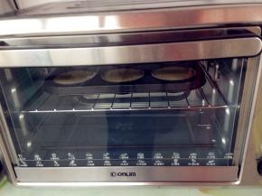 放入提前预热到上火155度，下火160度的东菱烤箱中层，烘烤24分钟。