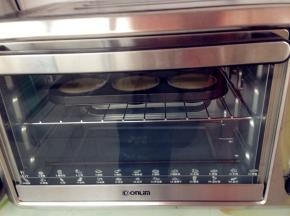 放入提前预热到上火155度，下火160度的东菱烤箱中层，烘烤24分钟。