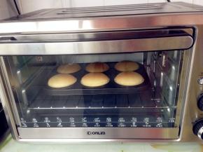 在剩余6分钟时，将烤架移到下层，继续烘烤。