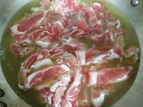 汤大火烧开后加入羊肉卷烫熟。