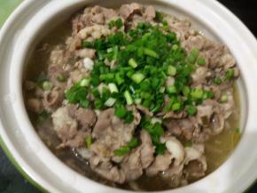 在上面撒上葱花和蒜末。