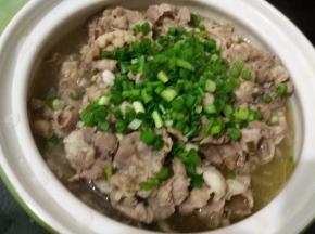 在上面撒上葱花和蒜末。