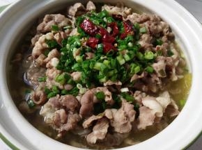 把烧热的油和辣椒段倒在葱花和蒜末上。