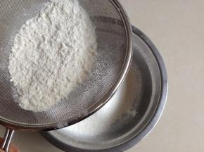 面粉和小苏打混合过筛