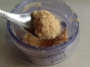 花生碎用研磨机打成粉状