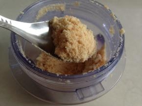 花生碎用研磨机打成粉状