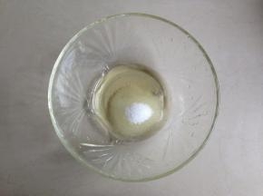 玉米油加糖和盐，搅拌