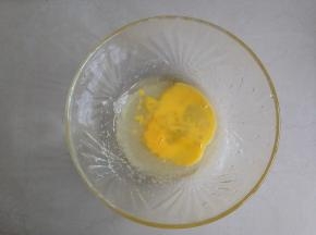 加入蛋液，搅拌均匀