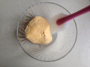 用刮刀将其拌成面团