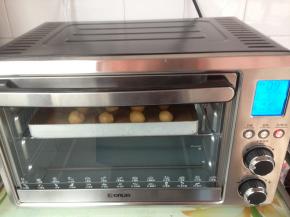 放入提前预热好上管180，下管150度的烤箱，烘烤15分钟左右。