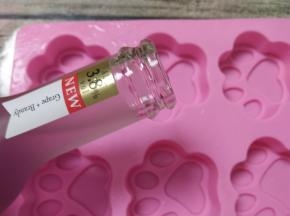 把一瓶锐澳紫葡萄白兰地味鸡尾酒倒入模具中。