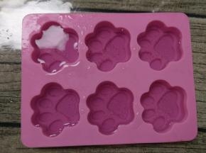 倒满模具放入冰箱冷冻成冰块。