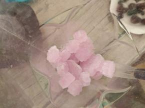 在破壁机杯子中放入鸡尾酒冰块。