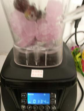 盖上盖子，破壁机选择冰沙功能，搅打成冰沙。