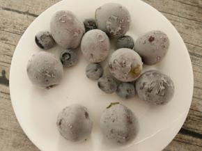 紫葡萄和蓝莓也冷冻一下。