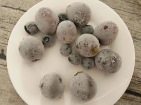 紫葡萄和蓝莓也冷冻一下。