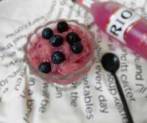 把冰沙倒入杯子中，放上冰冻过的蓝莓，就可以享用了。