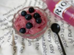 把冰沙倒入杯子中，放上冰冻过的蓝莓，就可以享用了。