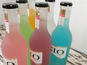 准备好RIO锐澳水果鸡尾酒，想要炫彩，就多准备几种颜色的。