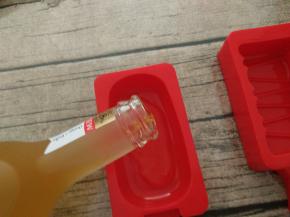 在冰棒模具中倒入一半的鸡尾酒