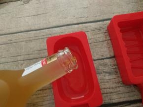 在冰棒模具中倒入一半的鸡尾酒