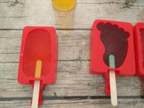 在倒入鸡尾酒至满模