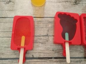 在倒入鸡尾酒至满模