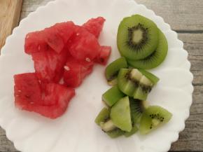 取适量西瓜果肉和奇异果肉切成小块，放入冰箱冷藏一小时以上。