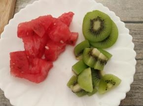 取适量西瓜果肉和奇异果肉切成小块，放入冰箱冷藏一小时以上。