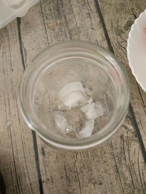 杯子底部放入适量冰块。