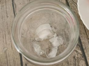 杯子底部放入适量冰块。