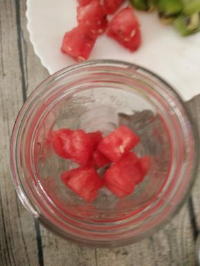 加入适量西瓜果肉。