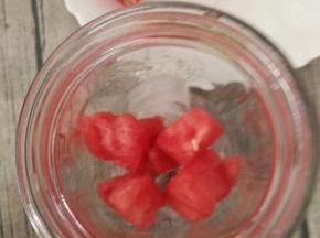 加入适量西瓜果肉。