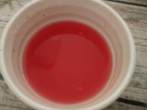 取50毫升西瓜汁放入冰箱冷藏一小时以上。