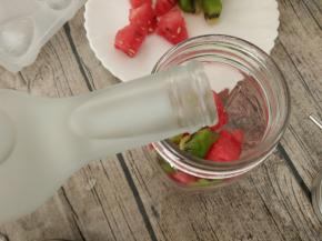 倒入冷藏过的锐澳3.8度混合水果（宾治）伏特加叶鸡尾酒至一半的位置。