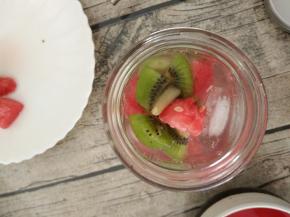 加入适量西瓜果肉和奇异果肉。