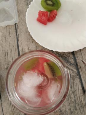 再加入适量冰块。