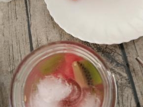 再加入适量冰块。