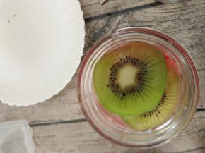 顶部放两片奇异果肉装饰。