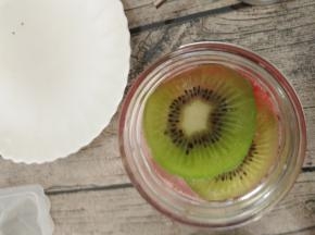 顶部放两片奇异果肉装饰。